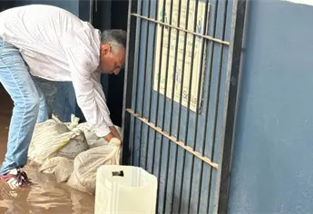 Ni Seguridad Pública se salvó: el agua entra a las oficinas en Los Mochis