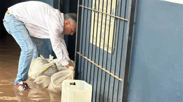 Ni Seguridad Pública se salvó: el agua entra a las oficinas en Los Mochis Ni Seguridad Pública se salvó: el agua entra a las oficinas en Los Mochis