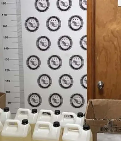 Aseguran 40 litros de presunta metanfetamina líquida en una empresa de paquetería de Los Mochis Aseguran 40 litros de presunta metanfetamina líquida en una empresa de paquetería de Los Mochis