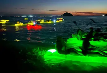 Kayak bajo las estrellas: vive la magia de navegar mientras el mar se ilumina de colores en El Maviri