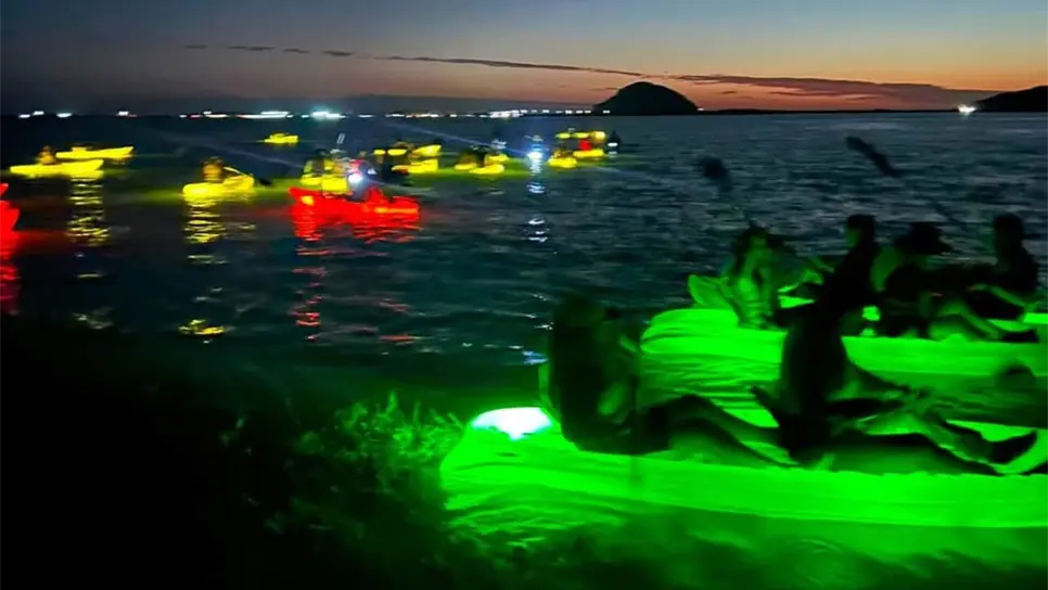 Kayak bajo las estrellas: vive la magia de navegar mientras el mar se ilumina de colores en El Maviri