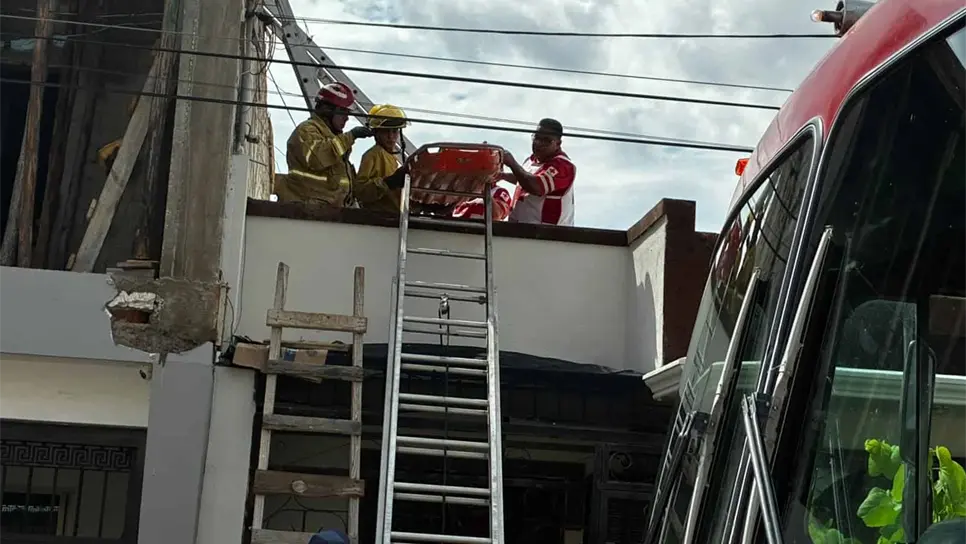 De acuerdo con la información, la corriente eléctrica tuvo entrada por ambas manos y salida por los pies, lo que le provocó quemaduras y otras lesiones
