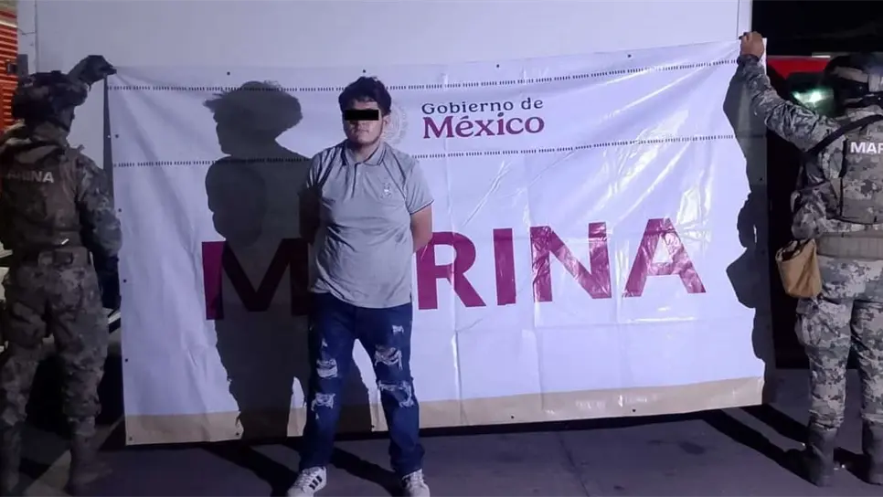 Tras hacerle la revisión se logró el aseguramiento de una arma corta, dos cargadores, 26 cartuchos y dos bolsas trasparentes con polvo blanco con características similares a la cocaína