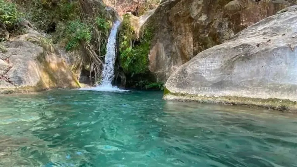 Si estás buscando un destino diferente para una escapada de fin de semana, las Cascadas de Charco Azul representan una de las joyas naturales mejor conservadas de Sinaloa y una excelente opción para disfrutar de la naturaleza en el Pueblo Mágico de Cosalá