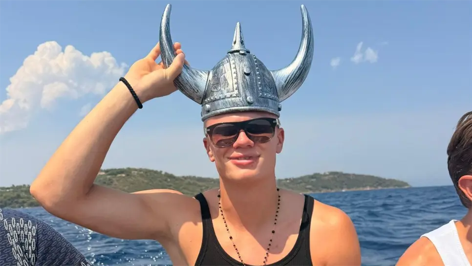 Haaland aparace con su pareja Isabel Haugseng Johansen, donde este aparece abordo de un yate festejando su cumpleaños usando un casco vikingo y con el siguiente mensaje 26 años. Genial