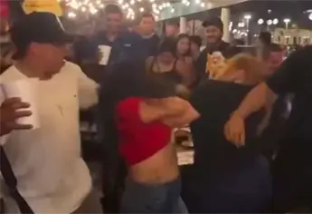 Mujeres protagonizan pelea en bar de Olas Altas en Mazatlán| VIDEO