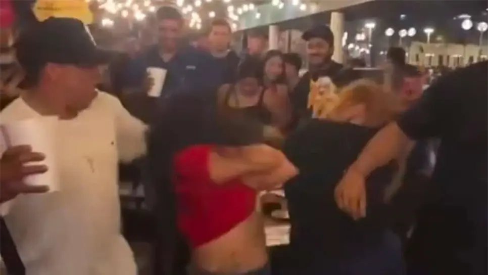 Mujeres protagonizan pelea en bar de Olas Altas en Mazatlán| VIDEO