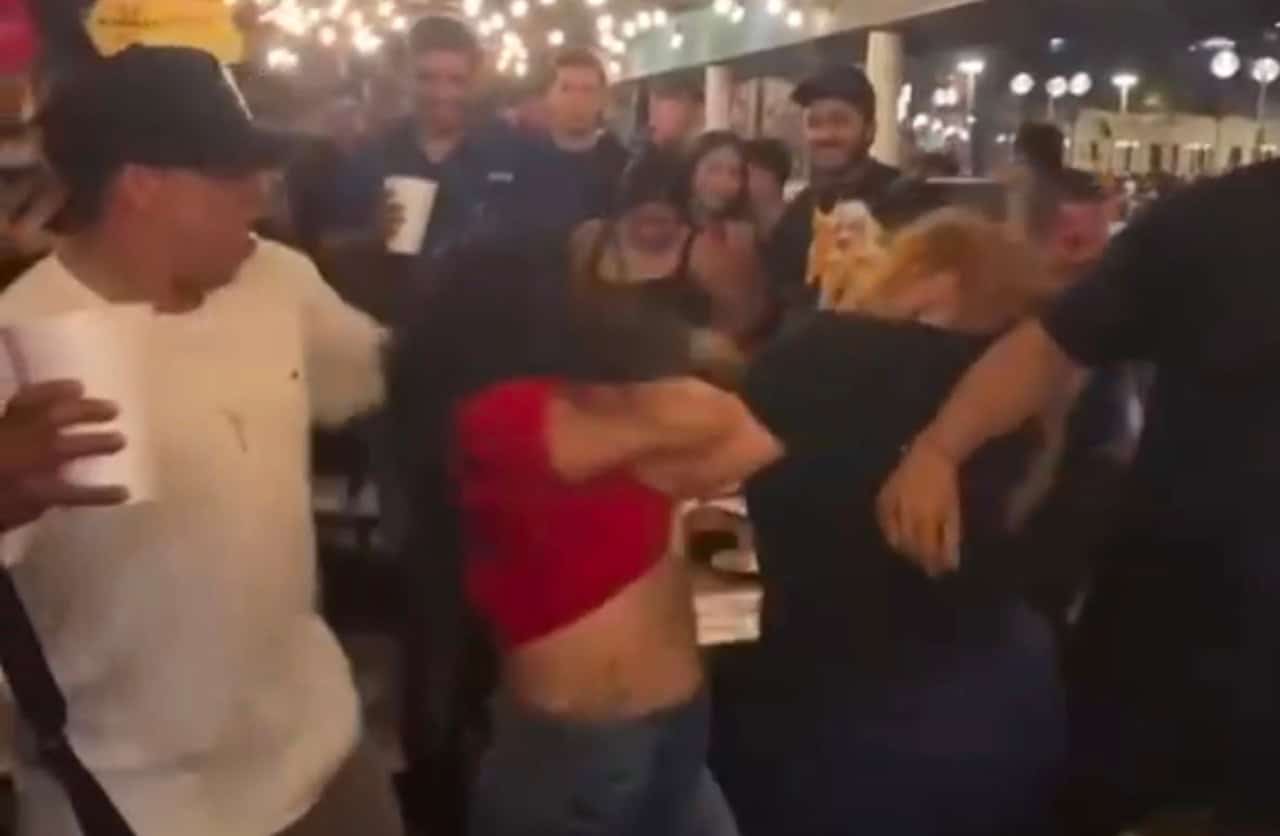 Mujeres protagonizan pelea en bar de Olas Altas en Mazatlán| VIDEO Mujeres protagonizan pelea en bar de Olas Altas en Mazatlán| VIDEO