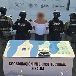 Detienen a mujer armada con 150 dosis de presunta droga en Urbivilla del Cedro, Culiacán Detienen a mujer armada con 150 dosis de presunta droga en Urbivilla del Cedro, Culiacán