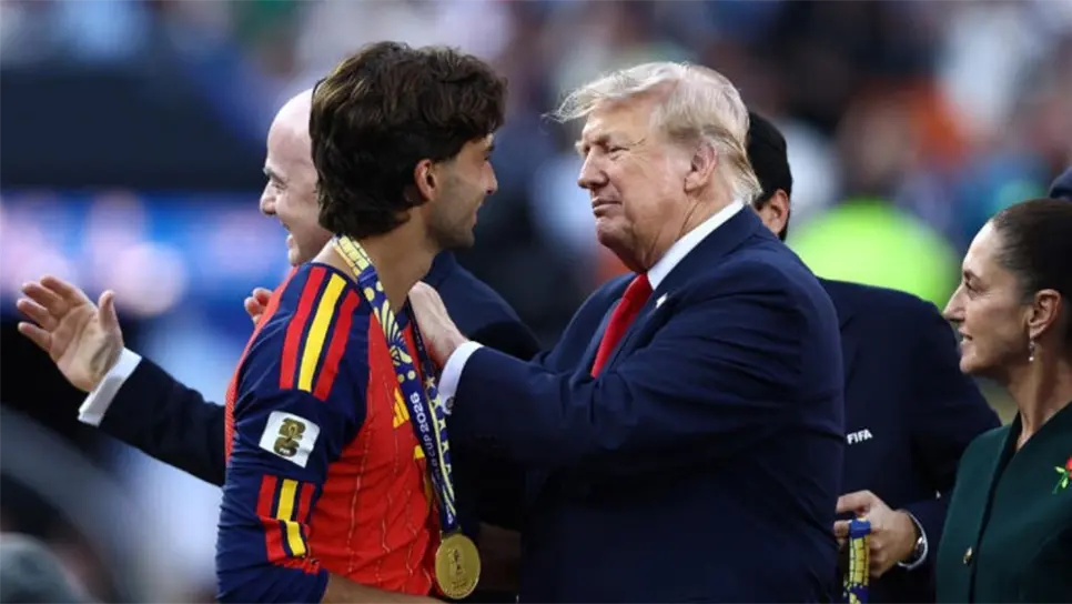 Pero la celebración de Ferrán Torres durante el desfile llamó poderosamente la atención de la Casa Blanca, debido que el jugador llevaba puesta una gorra con el mensaje Make Spain Great Again