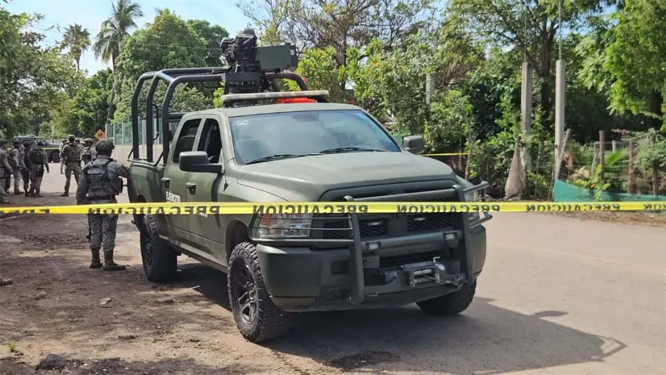 Los cuerpos de padre e hijo fueron localizados dentro de ataúdes bajo una techumbre de un domicilio