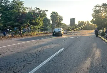 Muere taxista de Navolato tras impactarse contra un poste en la curva de Los Vázquez