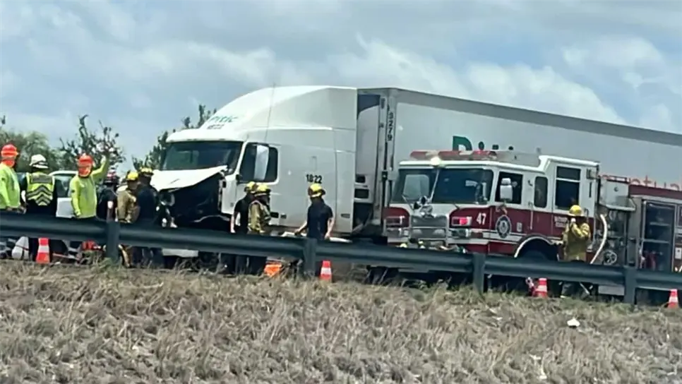 Accidente entre tráiler y camioneta de trabajadores deja dos muertos y tres heridos en Costa Rica