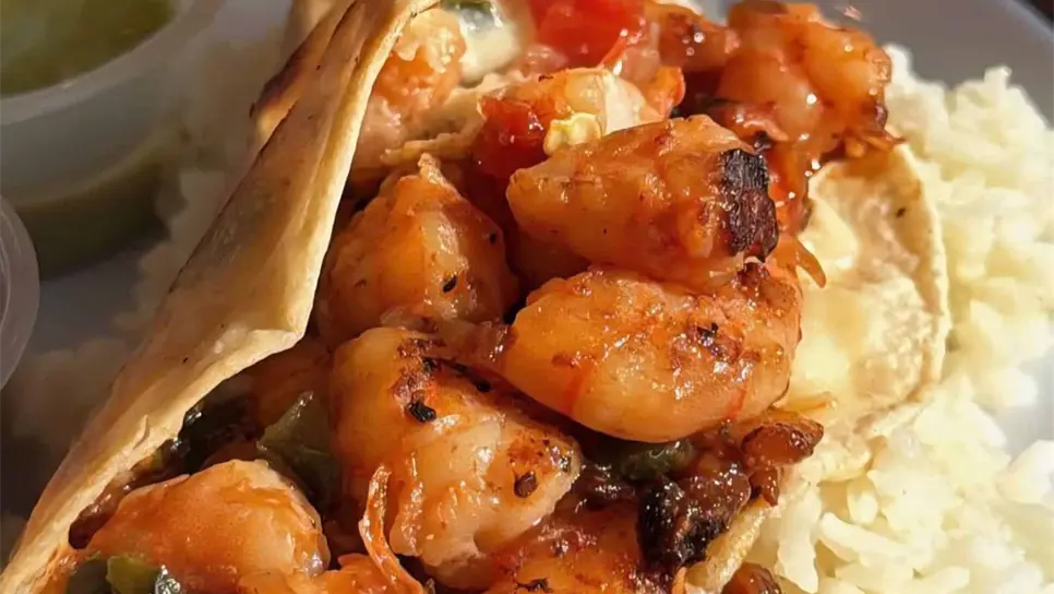 Entre los platillos tradicionales del norte de Sinaloa también destaca la gallina pinta, un caldo preparado con carne de res, maíz y frijol. Es una receta muy apreciada por las familias sinaloenses, especialmente durante reuniones y temporadas de clima fresco, debido a su sabor y valor nutritivo