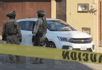 Localizan dos cuerpos sin vida en un carro en la colonia Ferrocarrilera, a metros de la FGR en Mazatlán