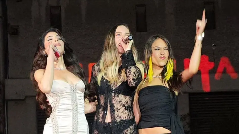 Belinda hizo un dueto con Kenia Os para su disco Jackpot donde ambas realizaron un video musical mostrando su talento y belleza, por lo que los seguidores sintieron que rechazaron a la artista originaria de Maszatlán, Sinaloa