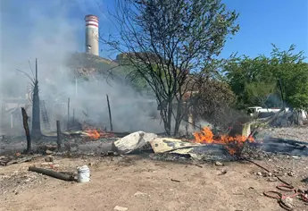 Voraz incendio arrasa con dos casas de madera en Topolobampo; otra más quedó con daños