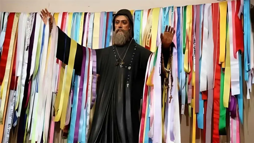 FOTO: ¿Qué listón se le pone a San Charbel para el trabajo hoy en su día? Esto significa cada color