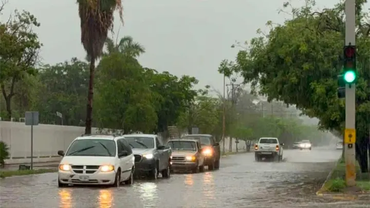 &iexcl;Se solt&oacute; el cielo sobre Los Mochis! Fuerte lluvia refresca la ciudad y confirma el pron&oacute;stico para Ahome
