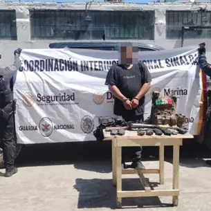 Marina detiene a presunto sicario con armas y chaleco antibalas en El Roble, Mazatl&aacute;n