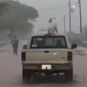 &iexcl;Ni la lluvia le quit&oacute; las ganas de pasear! "El Chipili", el perrito que recorre el ejido Chihuahuita sobre el techo de una camioneta
