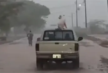¡Ni la lluvia le quitó las ganas de pasear! “El Chipili”, el perrito que recorre el ejido Chihuahuita sobre el techo de una camioneta