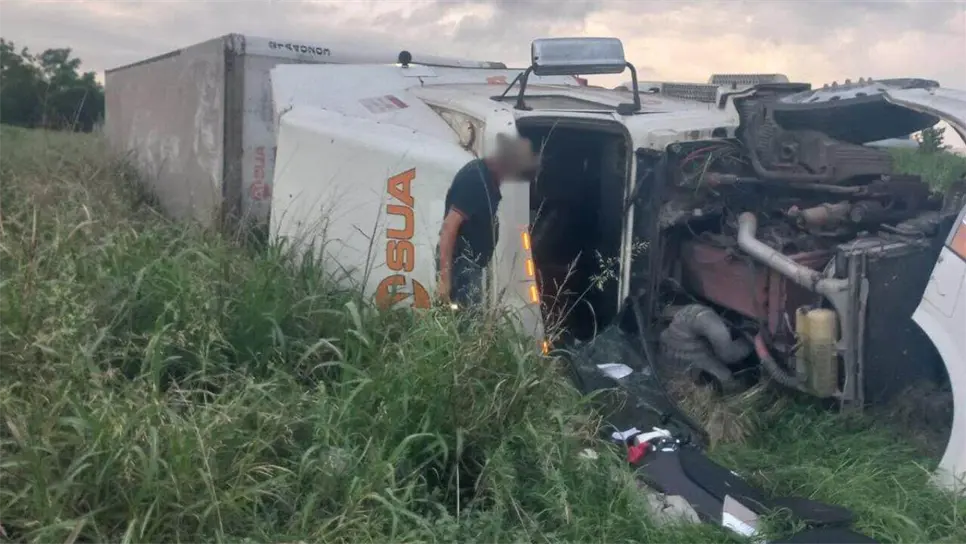 Trailero se queda dormido y vuelca sobre la México 15 en Guasave
