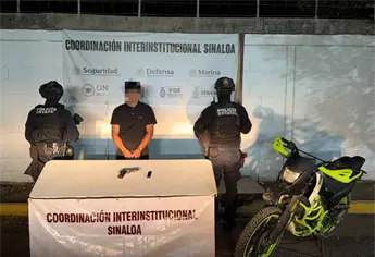 Detienen a civil armado en una motocicleta en la colonia El Barrio en Culiacán
