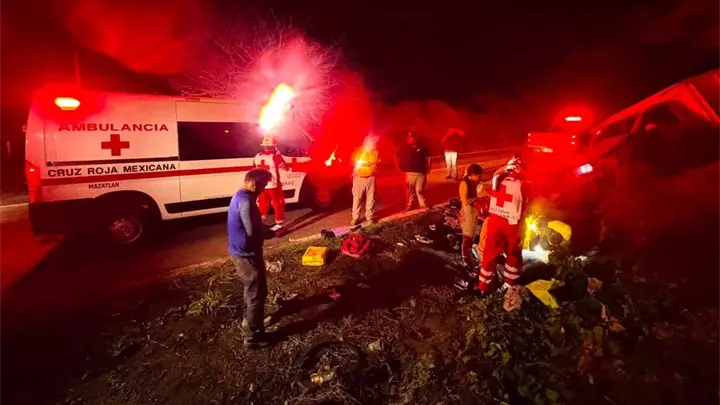Accidente de trabajadores de CFE deja un muerto y tres heridos en la carretera libre a San Ignacio
