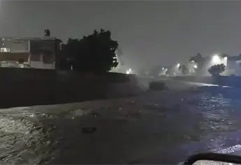 Tormenta sorprende de madrugada a Mazatlán; deja encharcamientos y vehículos varados