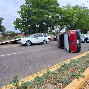 Da&ntilde;os materiales deja choque y volcadura en la sindicatura de Aguaruto en Culiac&aacute;n