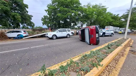 Da&ntilde;os materiales deja choque y volcadura en la sindicatura de Aguaruto en Culiac&aacute;n
