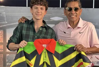Tom Holland presume regalo de Jorge Campos durante la promoción de Spider-Man: Brand New Day