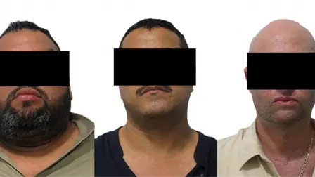 Polic&iacute;as persiguen a tres sujetos en Los Mochis de un fraccionamiento a otro y les hallan un arma de fuego